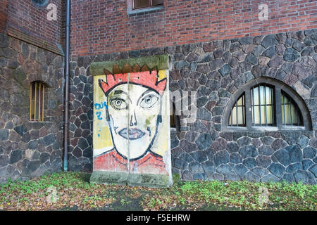 La sezione originale del muro di Berlino sul display esterno il Märkisches (Marcher) Museo, Mitte di Berlino, Germania, Europa Foto Stock