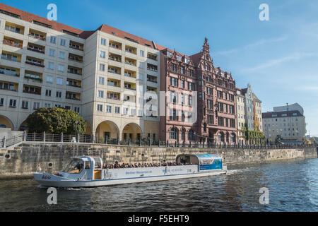 Crociera turistica di viaggio in barca lungo il fiume Sprea, vicino al quartiere Nikolai, nel quartiere Mitte di Berlino, Germania, Europa Foto Stock