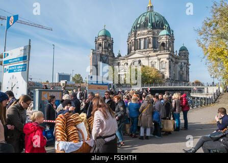 I turisti in attesa in coda per una crociera in barca intorno l'Isola dei Musei, con la Cattedrale di Berlino in background, nel quartiere Mitte di Berlino, Germania Foto Stock