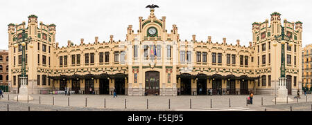 Valencia, Spagna - Ottobre21,2015: vista panoramica della Stazione Ferroviaria del Nord (Estacio del Nord) facciata Foto Stock