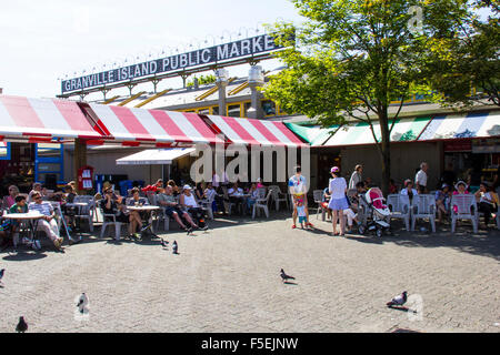 Granville Island, una penisola attraverso False Creek dal centro cittadino di Vancouver, una volta un'area industriale, ora è un mercato di agricoltori. Foto Stock