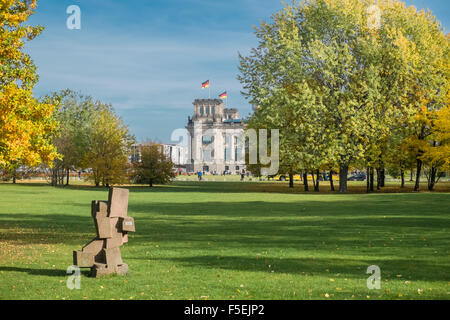 Il tedesco Reichstag, visto da colori autunnali di Tiergarten di Berlino, Germania, Europa Foto Stock