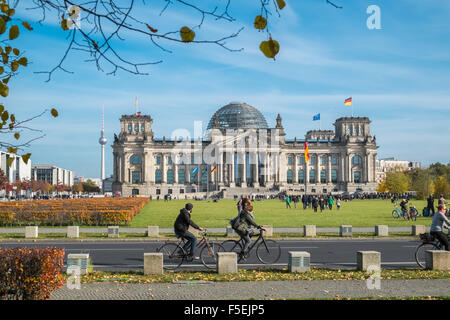 Il tedesco il palazzo del Reichstag e la cupola con i turisti in primo piano, Berlino, Germania, Europa Foto Stock