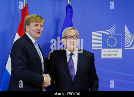 Bruxelles, Belgio. 3 Novembre, 2015. Il Presidente della Commissione Europea Jean Claude Juncker (R) saluta la visita Dutch King Willem-Alexander a Bruxelles, la capitale del Belgio, nov. 3, 2015. © Zhou Lei/Xinhua/Alamy Live News Foto Stock