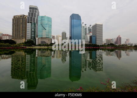 Lo Skyline di Bangkok da Benjakitti Park Foto Stock