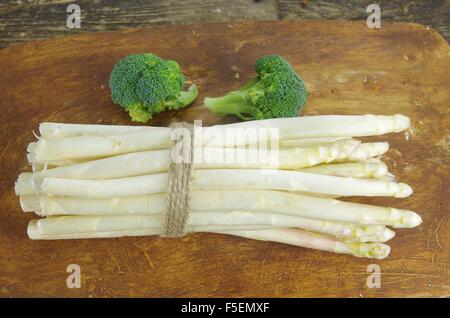 Bundle di asparagi bianchi e i broccoli nel recipiente Foto Stock