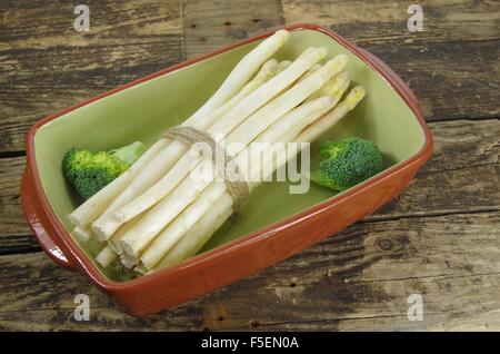 Bundle di asparagi bianchi e i broccoli nel recipiente Foto Stock