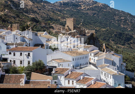 Zuheros borgo e castello in Andalusia in Spagna meridionale Foto Stock
