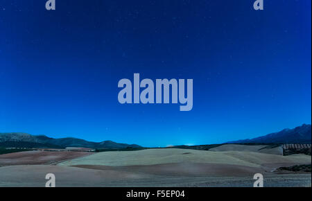 Cielo notturno, paesaggio di campi e montagne al chiaro di luna in Andalusia, Spagna Foto Stock