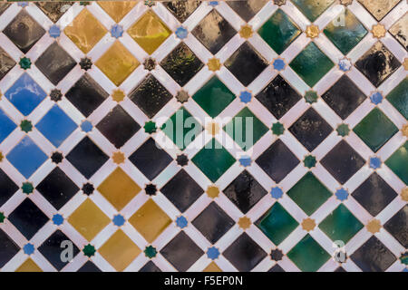 Arabo antiche tessere di mosaico nel palazzo di Alhambra di Granada, Spagna Foto Stock