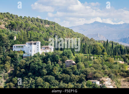 Vista del Generalife Palace e il giardino di Alhambra Dal Mirador San Nicolas nell'antica città di Granada in Andalusia, Spagna, Europa Foto Stock