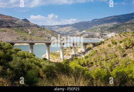 Autostrada A44 attraversa il serbatoio di regole e RIo Guadalfeo, attraverso la Sierra Nevada, Andalusia, Spagna Foto Stock