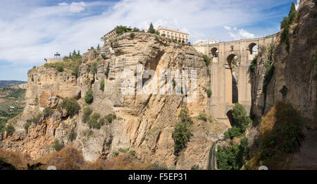Puenta Nuevo e storico edificio su El Tajo gorge a Ronda, Andalusia, Spagna Foto Stock