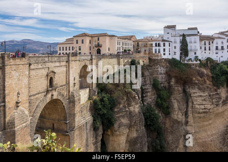 Puenta Nuevo e storico edificio su El Tajo gorge a Ronda, Andalusia, Spagna Foto Stock