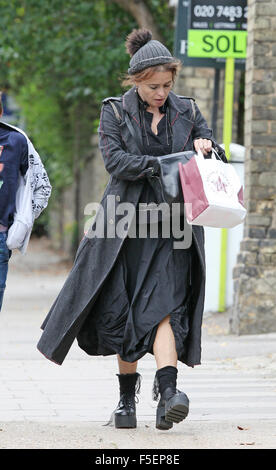 Helena Bonham Carter fuori e circa a Londra con il figlio Billy Burton dotate: Helena Bonham Carter dove: Londra, Regno Unito quando: 02 Set 2015 Foto Stock