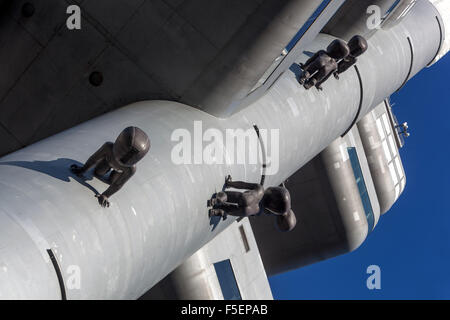 "Strisciando bébés da David Cerny sul Zizkov la torre della televisione di Praga, Repubblica Ceca Foto Stock