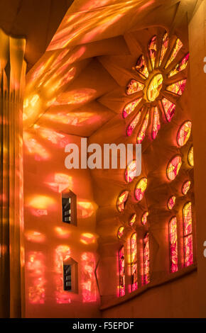La luce del sole attraverso le finestre di vetro macchiate in La Sagrada Familia a Barcellona, Spagna Foto Stock