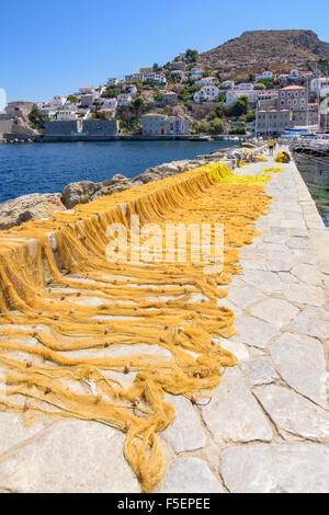 Le reti da pesca ad asciugare al sole lungo il molo a Hydra Town, Hydra Island, Grecia Foto Stock