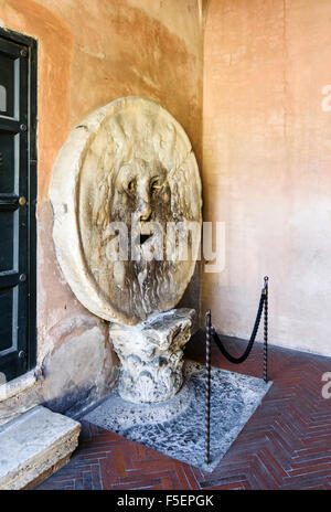 La Bocca della Verità o la Bocca della Verità nella chiesa di Santa Maria in Cosmedin, Roma, Italia Foto Stock