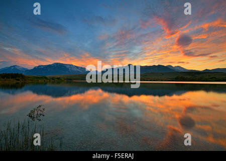 Tramonto sul lago Maskinonge, Waterton Lake National Park, Alberta, Canada Foto Stock