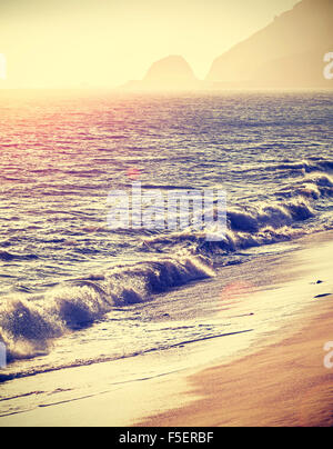 Vintage filtrato spiaggia al tramonto con effetto flare, California, Stati Uniti d'America. Foto Stock