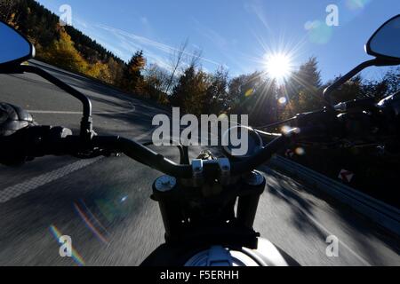 Conducente del motociclo in collezione autunno, Germania, vicino alla città di Braunlage 2. Novembre 2015. Foto: Frank può Foto Stock