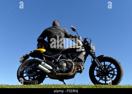 Conducente del motociclo in collezione autunno, Germania, vicino alla città di Schulenberg 2. Novembre 2015. Foto: Frank può Foto Stock