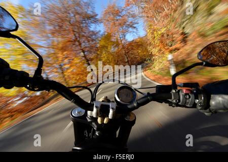 Conducente del motociclo in collezione autunno, Germania, vicino alla città di Braunlage 2. Novembre 2015. Foto: Frank può Foto Stock
