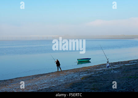 Il Pescatore sul fiume Kent estuary, Arnside, Cumbria, England Regno Unito Foto Stock