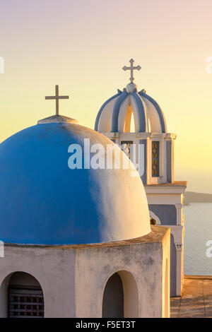 Tramonto su una cupola blu chiesa sull isola di Santorini, Cicladi Grecia Foto Stock