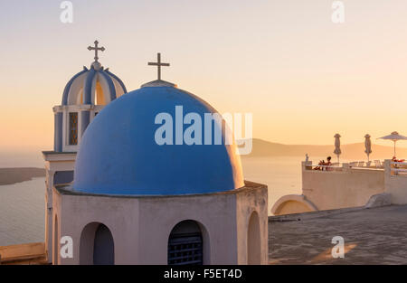 Tramonto su una cupola blu chiesa sull isola di Santorini, Cicladi Grecia Foto Stock