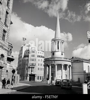 Anni Cinquanta storiche, esterno del Broadcasting House, Marylebone, London, England, sede della BBC e sito della prima radio Marzo 1932. Si vede in primo piano è di tutte le anime Chiesa. Foto Stock