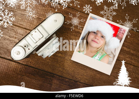 Immagine composita della ragazza che indossa santa hat a casa Foto Stock