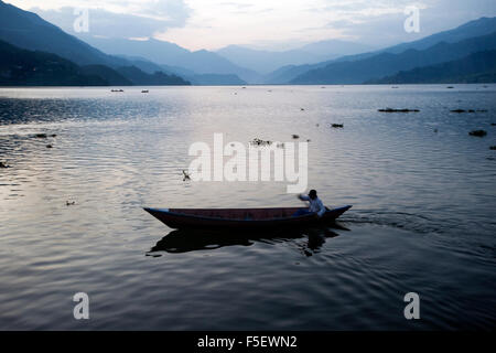 Scenario serale presso il lago Phewa in Pokhara, Nepal. Foto Stock