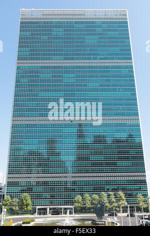 Guardando il quartier generale delle Nazioni Unite sulla East River a Manhattan, New York City Foto Stock