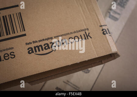 I pacchi consegnati da Amazon.co.uk Foto Stock