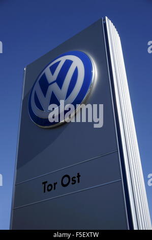 Il Logo Volkswagen con il titolo 'Tor Ost' davanti allo stabilimento della Volkswagen a Wolfsburg, in Germania, 01 ottobre 2015. Foto: S. Steinach - nessun filo servizio- Foto Stock