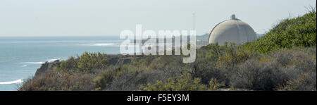 San Onofre, California, Stati Uniti d'America. 14 Maggio, 2014. La vista guardando a nord del San Onofre Nuclear stazione di generazione da San Onofre State Park.--- Il parzializzato San Onofre Nuclear stazione di generazione ha iniziato il processo di smantellamento degli impianti con un impegno nella comunità panel composto da residenti locali nonché i sindaci, città dei membri del consiglio regionale e i funzionari eletti. © David Bro/ZUMA filo/Alamy Live News Foto Stock