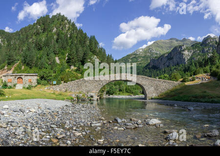 Il romanico ponte di pietra, san nicolas de bujaruelo, Torla, Aragona, Spagna Foto Stock