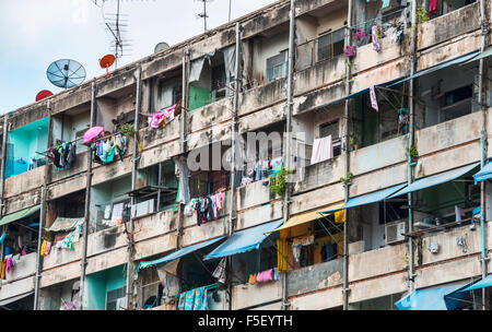 Casa abbandonati facciate colorate con lavanderia, Bangkok, Thailandia Foto Stock