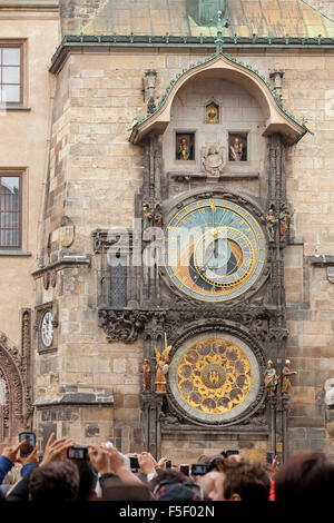 Orologio astronomico (Orloj), il Vecchio Municipio e la Piazza della Città Vecchia di Praga, Repubblica Ceca Foto Stock