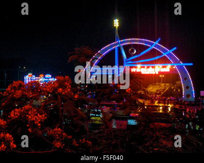 Ristorante galleggiante con insegna al neon di notte su cat ba island, Vietnam Foto Stock