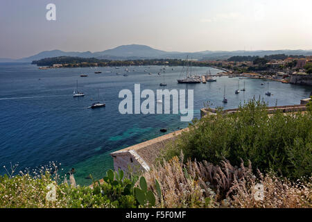 Vista di marina dalla vecchia fortezza, Corfu' centro storico, città di Corfù, Sito Patrimonio Mondiale dell'Unesco, Corfu, Isole Ionie, Grecia Foto Stock