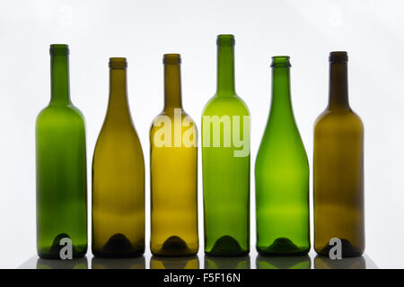 Bottiglie vuote di vino su sfondo bianco Foto Stock