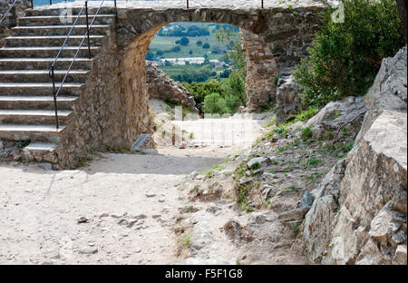 La rovina del castello di Grimaud (11castello del XVII secolo) comune nel dipartimento del Var in Provenza Alpi Costa Azzurra Foto Stock