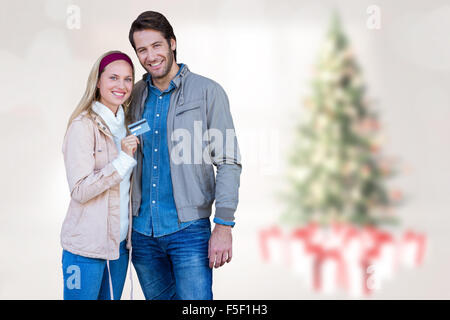 Immagine composita della coppia sorridente mostra carta di credito Foto Stock