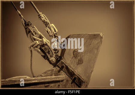 Close up del blocco e affrontare sulla prua di una vecchia barca di legno, seppia finitura con vignette e confine Foto Stock