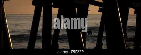 San Clemente, California, Stati Uniti d'America. 9 Dic 2012. Un surfista appena a sud del San Clemente Palace Pier attende l'onda perfetta durante il tramonto durante una sessione di surf in fine di autunno.--------San Clemente, situato nella parte più a sud della Contea di Orange, è noto per la sua surf e beach culture nonché un clima mite tutto l'anno. © David Bro/ZUMA filo/Alamy Live News Foto Stock