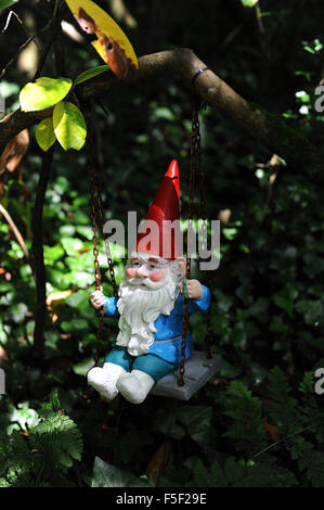 Un Gnome su uno swing Foto Stock