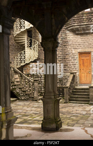 India, Himachal Pradesh, Shimla (Simla), Viceregal Lodge giardino, Rashtrapati Niwas, arcata & staiarcase a spirale Foto Stock